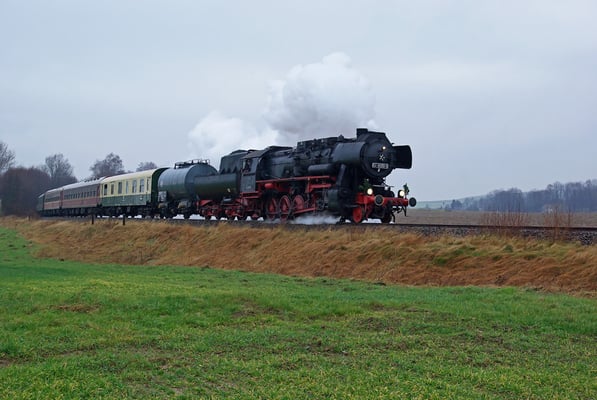 Nur eine Woche später kamen die OSEF erneut auf die Sebnitztalbahn, diesmal mit dem Nikolaus an Bord. 52 8080 befindet sich hier von Pirna kommend kurz hinter Langenwolmsdorf und wird in ca. 10min. in Neustadt eintreffen, 06.12.09