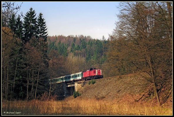 Als am 1. April 2001 202 535 mit ihrer RegionalBahn durch das vorfrühlingshafte Sebnitztal bei Mittelndorf bergan brummt, waren die letzten Monate des V100-bespannten Verkehrs auf dieser idyllischen Strecke angebrochen. Foto: Archiv Michael Sperl