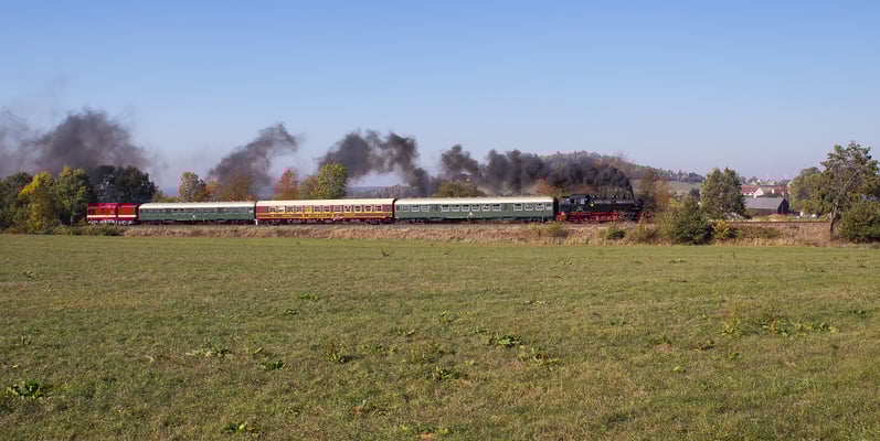 Ein weiteres Foto des Zuges bei Stolpen, am Schluss hängt 112 565. Beide Maschinen gehören der PRESS. Foto: Jürgen Vogel, 13.10.18