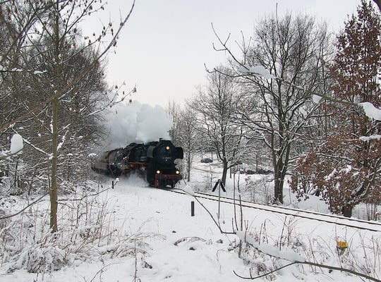Hier rollt die 52 8080 durch die letzte Kurve vor Neustadt. Nach einer kurzen Pause wurde die Fahrtrichtung geändert und 112-331 war nun Zuglok. Foto: Nadine Steyer, 28.11.10