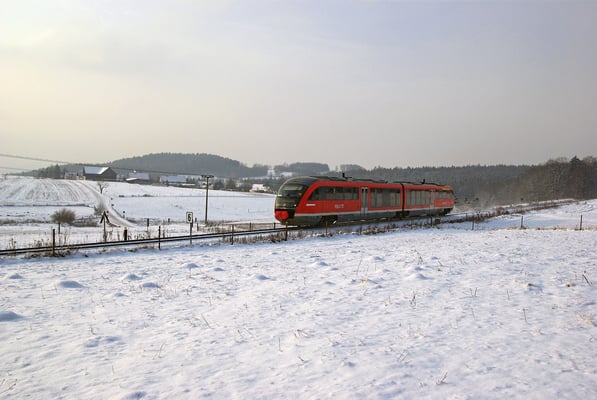 Wintereinbruch mit Sibirischer Kälte auf der Sebnitztalbahn. Bei Krumhermsdorf bringt RB 17118 ein bisschen Farbe in das kalte Weiß, 18.12.09