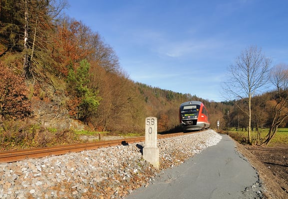 Kilometer 58,0 oberhalb von Kohlmühle nach der Reparatur - fast so als wäre nie etwas gewesen. RB 17118 von Neustadt passiert die Stelle hier im besten Herbstlicht, 14.11.10