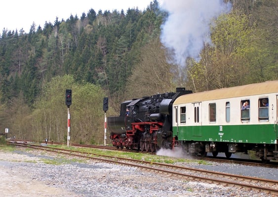 528080-5 hat Ausfahrt frei in Ulbersdorf Richtung Bad Schandau, April 2005