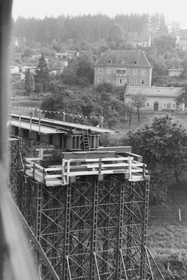 Blick auf die Behelfsbrückenkonstruktion aus dem vorbeifahrenden Zug, 1984.