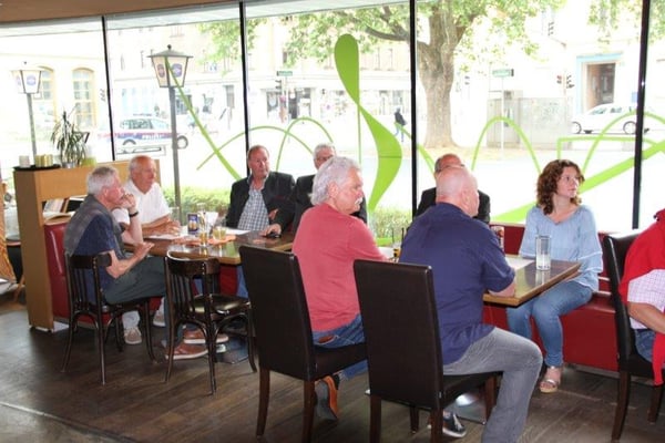 auch die Tochter vom Poidl hört zu 