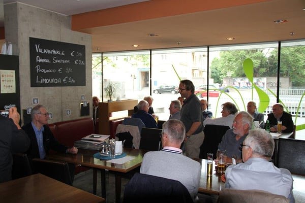 und da Heinz begrüßt und schildert