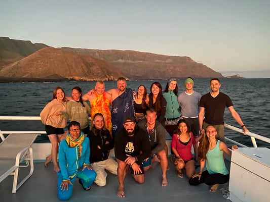 Galapagos Shark Diving - Gruppe von Tauchern 