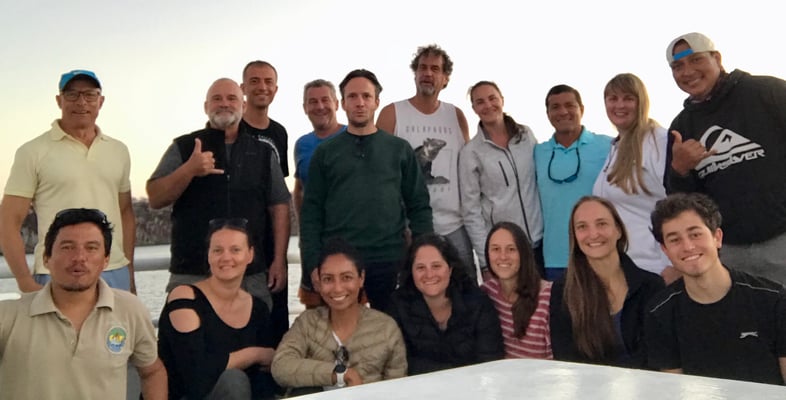 Galapagos Shark Diving - Gruppe von Tauchern 