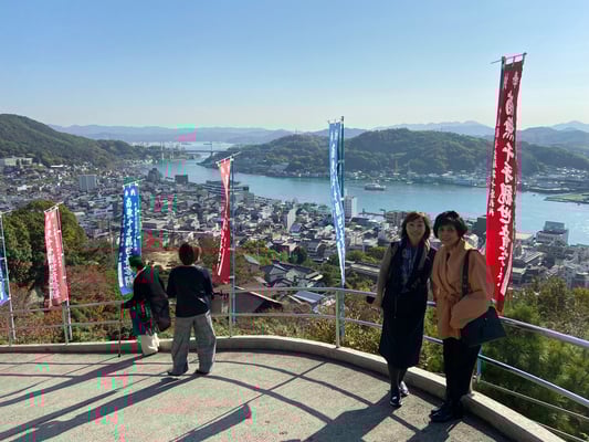 白石会員と (千光寺の遊歩道で)