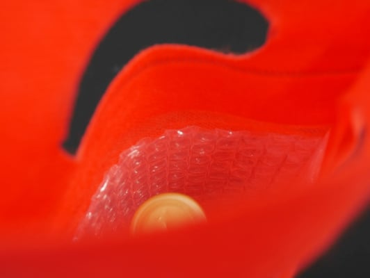 内側に貼付されたエアセルマットが緩衝性能を高めます。