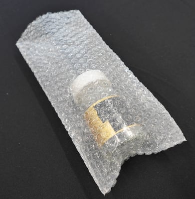 瓶に入ったサプリメントなど、割れやすいものも、エアセルマット製袋品に梱包すれば、安心して宅配便でお届けできます。