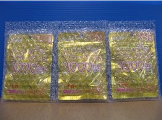 サプリメントを連袋(三連袋)で梱包した様子。