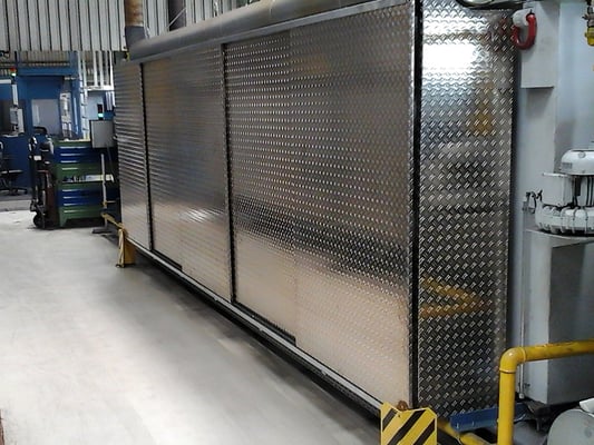 Aluminiumverkleidung mit Türsystem / Schiebetüre