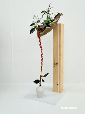 花の生け方を忘れた時、思い出させてくれるのは、昔よく通った川の自然達。 輪廻転生を川の流れにのせて、