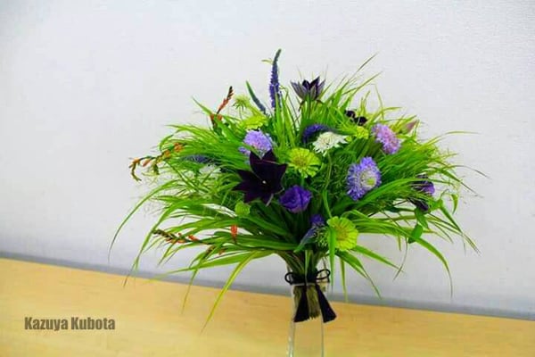 風を知る草(風知草)。そんな素敵な名前の植物で扇の花束を組んだら、優しい風が吹いてきた