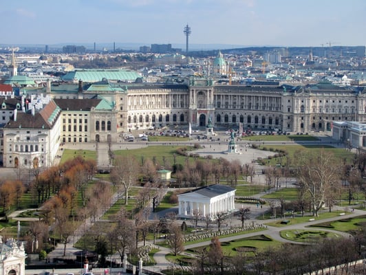 Hofburg, die beiden Reiterstatuen und der Theseustempel