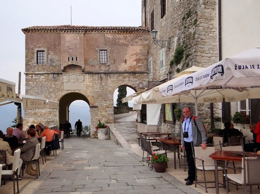 durch ein gotisches Stadttor gelangt man vom äußeren Platz auf den Hauptplatz