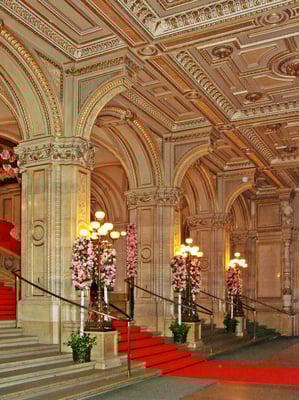 das Foyer an einem Opernballtag