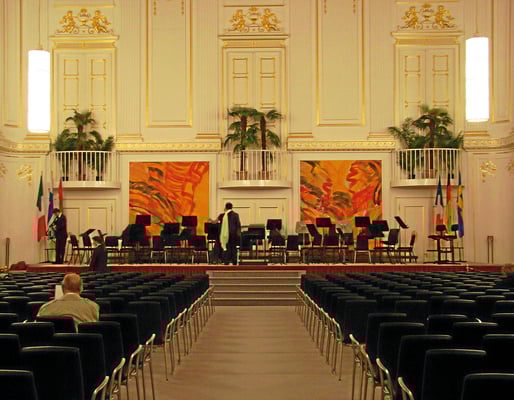 großer Redoutensaal 680 m² - die eleganten Ballsäle Maria Theresias wurden 1992 nach einem Brand großzügig renoviert und modernisiert, Geschichte und Gegenwart geben einander die Hand