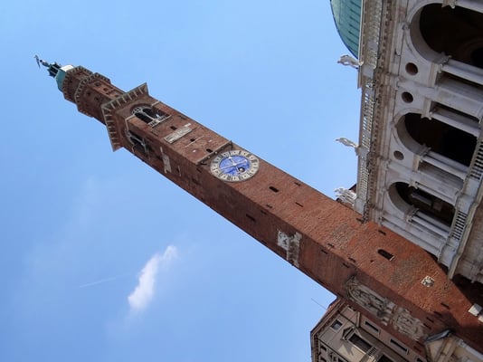 Torre di Piazza auf der Piazza dei Signori