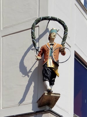 Figur eines Schäfflertänzers an einer Hausfassade
