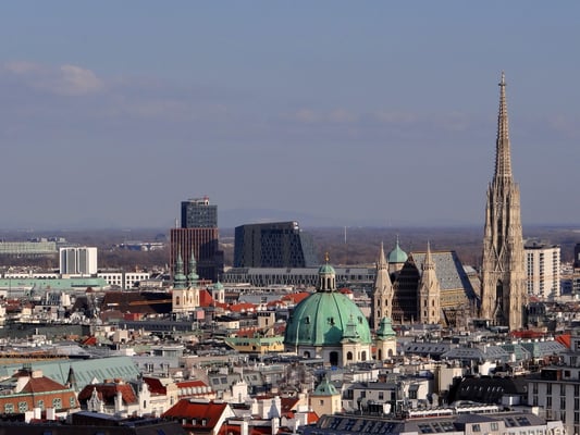 Stephansdom, Kuppel der Peterskirche, im Hintergrund der Bahnhof Wien-Mitte