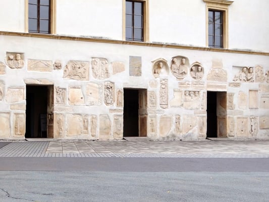 die Römersteine an den Außenmauern des Schlosses