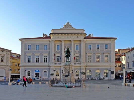 Rathaus am Tartini-Platz im Herzen von Piran mit der Statue von Guiseppe Tartini