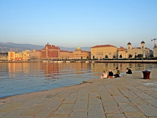 auf der historischen Mole Audace, benannt nach dem ital. Kriegsschiff, das 1918 hier anlegte