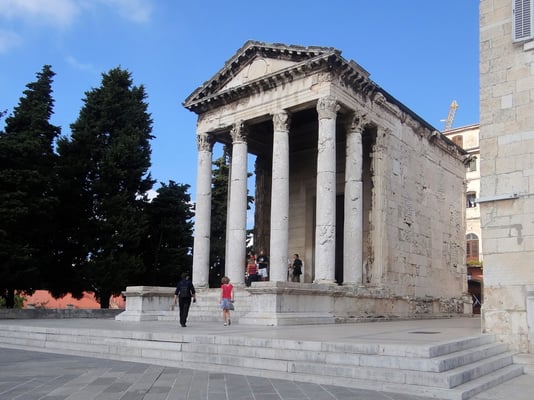 die Loggia neben dem Rathaus