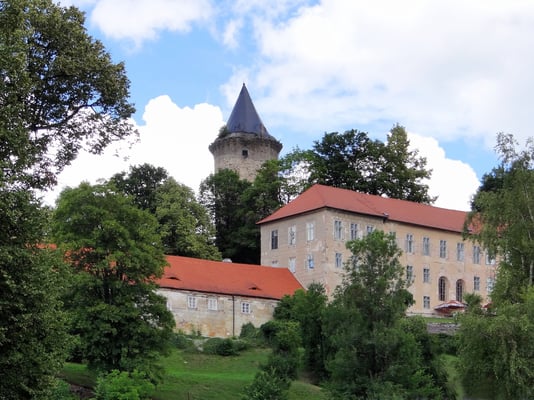 die Obere Burg mit dem steinernen Wachturm