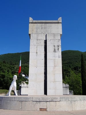 in der Mitte des Mausoleums die Grabstätte von D'Annunzio