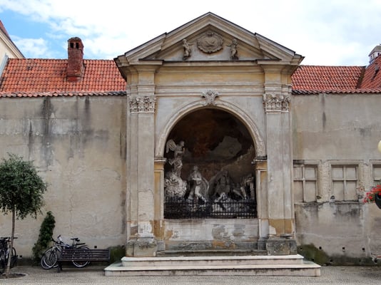 an die Kirche St. Johannes angebaut