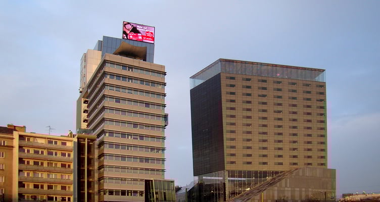 einander zugeneigt ... links der Media-Tower - rechts der Nouvel-Tower