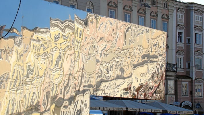 Spiegelung in einer Metallfassade