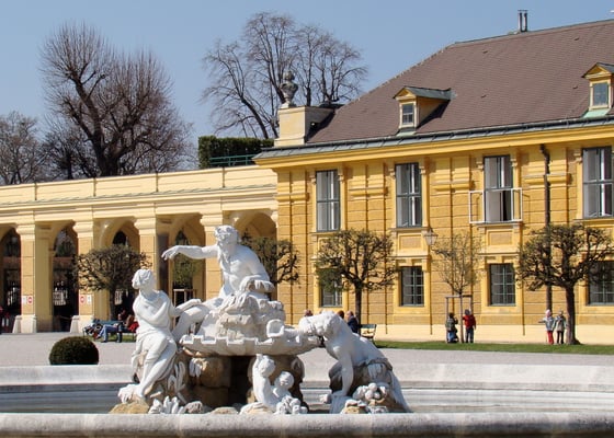 Becken rechts im Ehrenhof