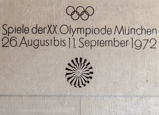 Tafel im Rathausdurchgang