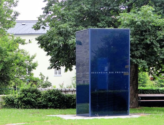 der Blaue Stein ist ein Widerstandsdenkmal vor dem Linzertor, das elf Freistädtern gewidmet ist, die knapp vor Ende des zweiten Weltkrieges Opfer des Nationalsozialismus wurden