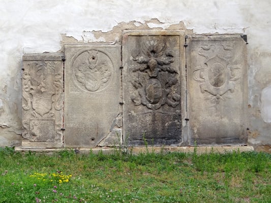 Grabsteine an der Kirchenmauer