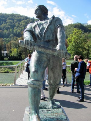 Flößer Statue an der Savinja, geschaffen vom Bildhauer Boris Kalin in den frühen 60er Jahren