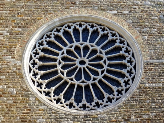 gotische Fensterrose aus Kalkgestein und Carrara-Marmor