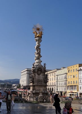 die Dreifaltigkeitssäule am Hauptplatz