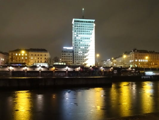 Blick zum weihnachtlichen Ringturm