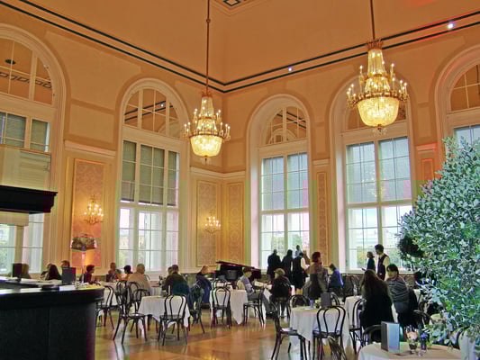 der Wintergarten mit seinen 272 m² bietet einen einmalig schönen Blick auf die Prunkbauten der Wiener Ringstraße wie die Museen, das Parlament und das Rathaus. dieser Raum ist besonders beliebt als Lounge, Bar und Café-Restaurant