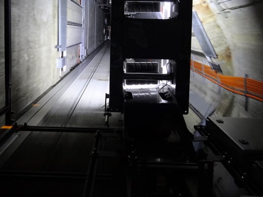 Blick in den Aufzugsschacht