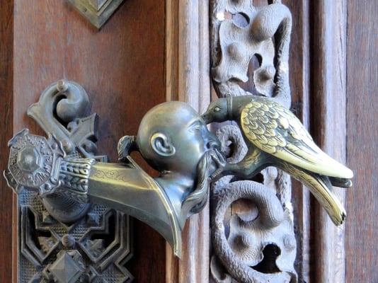 Die Türklinke zeigt einen Raben, der einem Türken in den Kopf hackt. Soll an den Sieg über die Türken in Raab (Ungarn) im Jahr 1598 erinnen - ein Rabe schmückt auch das Wappen der Familie Schwarzenberg