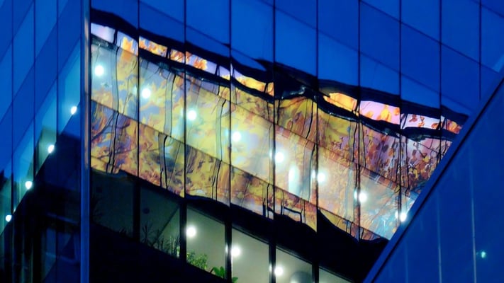 die bunte Zwischendecke des Nouvel-Towers spiegelt sich im Media-Tower