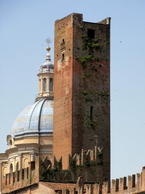 Kuppel der Kirche S. Andrea und Torre della Gabbia