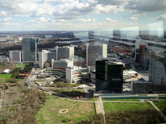 Uno City, links hinten der IZD Tower