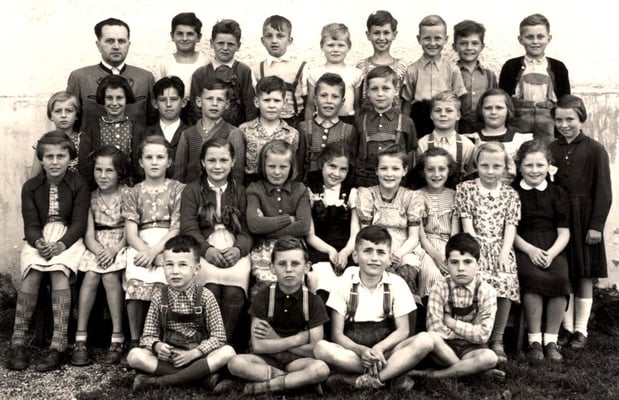 erste links in der zweiten Reihe 